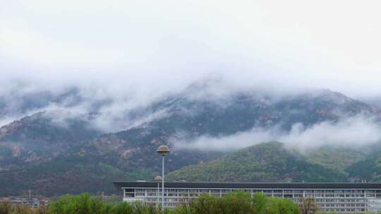 泰山云雾环绕