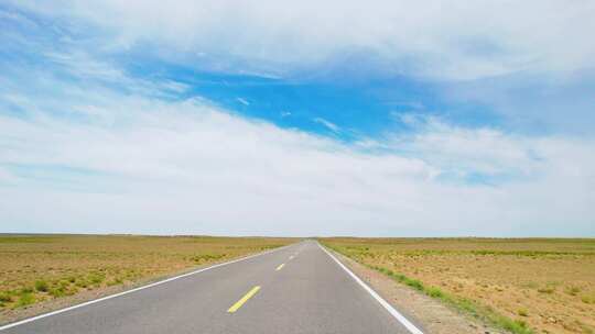 车辆行驶在新疆荒芜戈壁公路上窗外风景