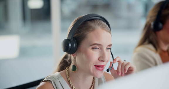 客服呼叫中心办公室的对话、女人和耳机