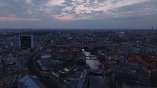 傍晚时分柏林弗里德里希大街的鸟瞰图，展示
