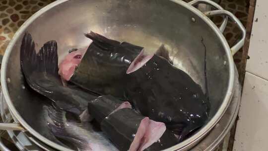 餐盘里刚刚屠宰处理完的鲜活的河鱼视频素材模板下载