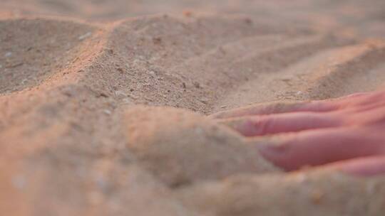 手抚摸沙子