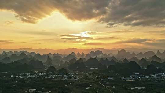 夕阳下的乡村与群山远景