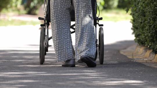 老人推轮椅走路脚步