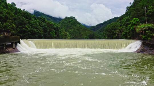 森林山脉溪流水坝航拍低飞前进上升