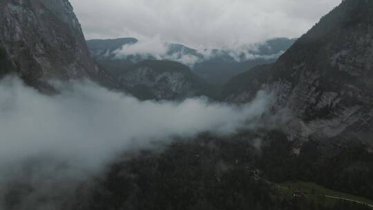 云雾在山谷中萦绕飘散