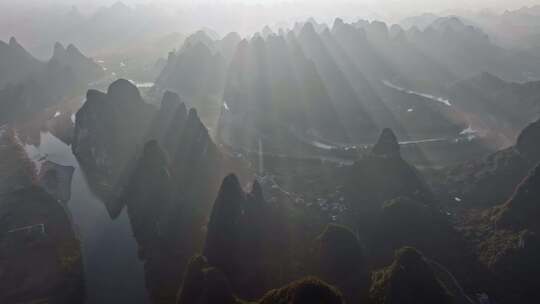 桂林山水日出丁达尔光线美丽的中国风光