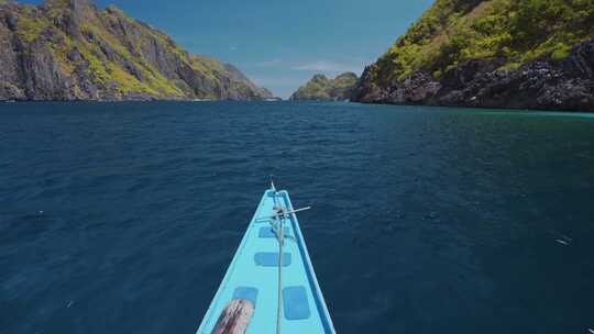 跳岛游览船在旅行探索之旅中快速通过异国岩溶石灰岩海峡