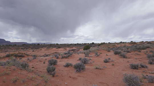 埃斯卡兰特沙漠暴雨的平移视图