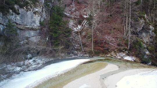 有积雪残的河谷