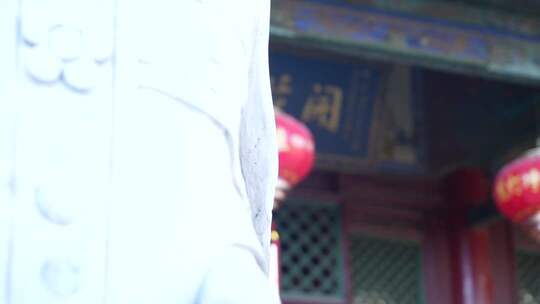 古建筑前红灯笼与石柱场景