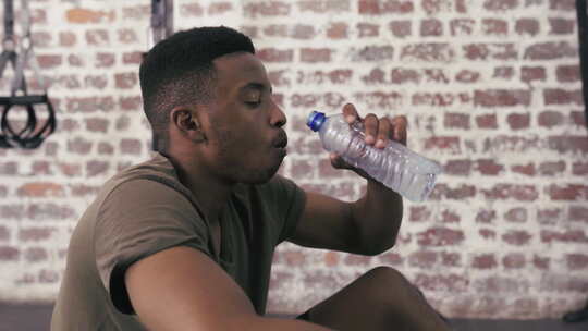 男人，饮用水和健身房累了，或者在健身中心