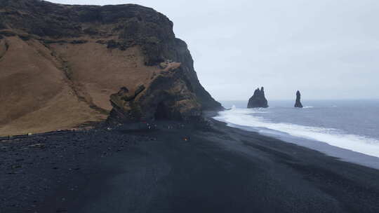 冰岛Reynisfjara海滩航拍的玄武岩支柱和黑色沙滩。有云的冬天