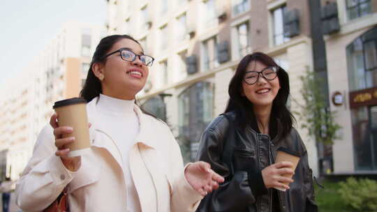 两个戴着眼镜和休闲装的年轻亚洲女人特写走