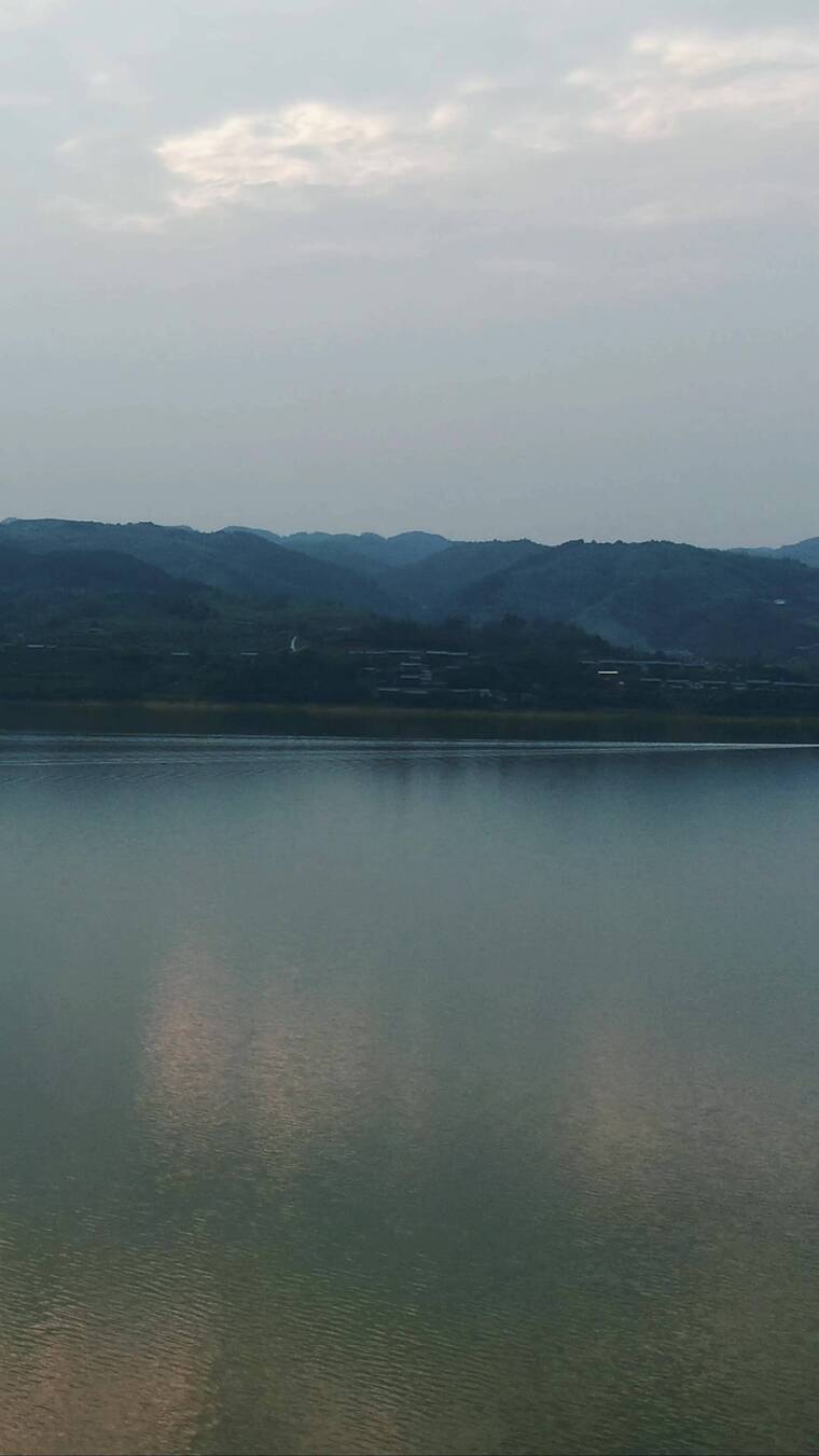 航拍湖面倒影晚霞竖屏