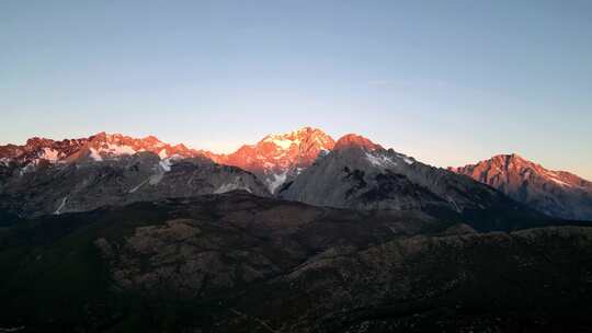 玉龙雪山日照金山