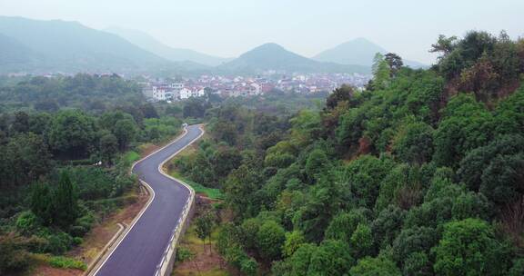 崎岖山间干净的马路