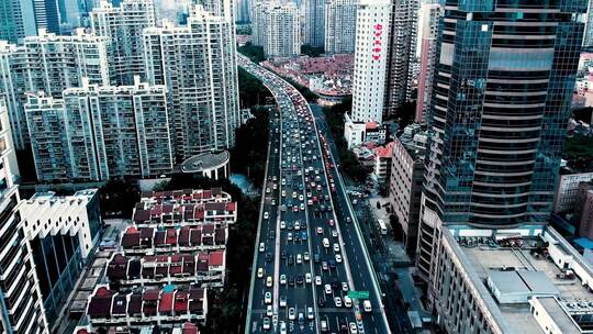 航拍上海上下班晚高峰城市道路车辆交通拥堵