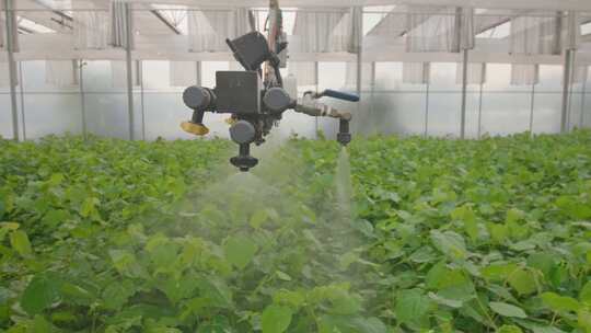 现代农业温室无人机灌溉