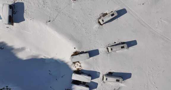 航拍雪地上太空舱民宿