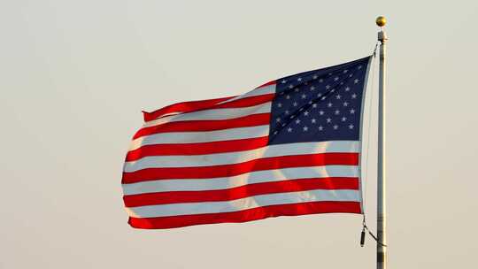 亚利桑那州美丽日落时，美国国旗在杆子上挥舞