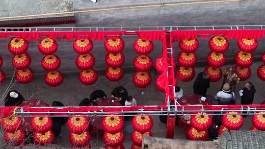 挂红灯笼人群聚会场景