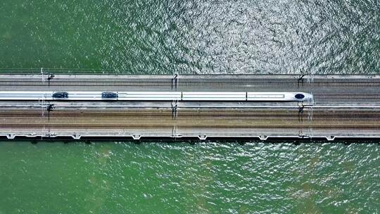 中国高铁穿过跨江大桥