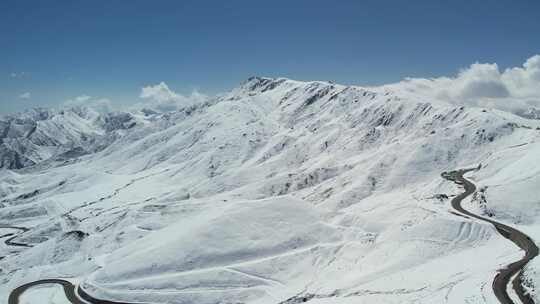 青海拉脊山蓝天白云雪山航拍视频