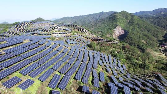 航拍山上光伏太阳能电池板