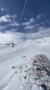 在雪景上乘坐滑雪电梯