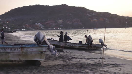 在海边忙碌的紫花渔民视频素材模板下载
