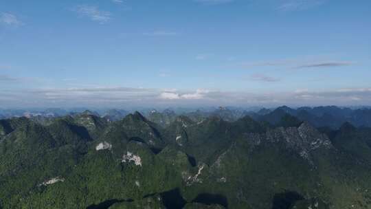 喀斯特地貌蓝天群山高峰山脉