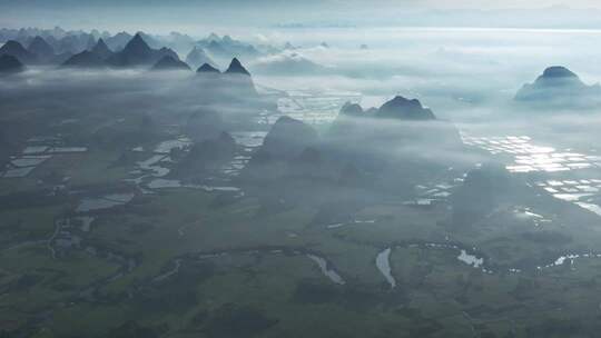 航拍清晨云雾中桂林喀斯特地貌绿色稻田