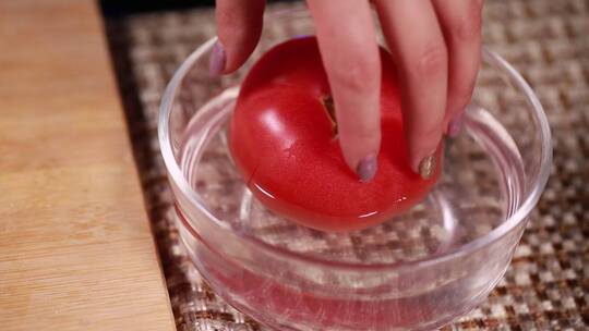 开水烫西红柿去皮切丁