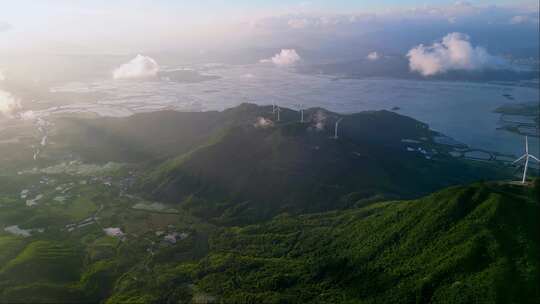 云海之上俯瞰群山的壮丽日出景观