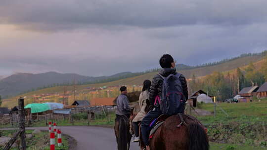 牧民带着游客骑马在村庄里乘骑散步视频素材模板下载