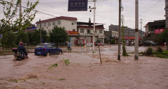 夏天洪水灾情实拍汽车在被水淹没的街道行驶