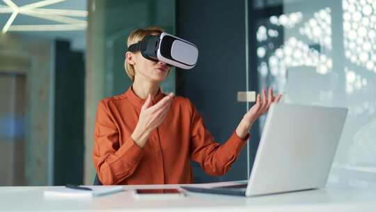 年轻成功的女商人使用VR眼镜在虚拟现实中