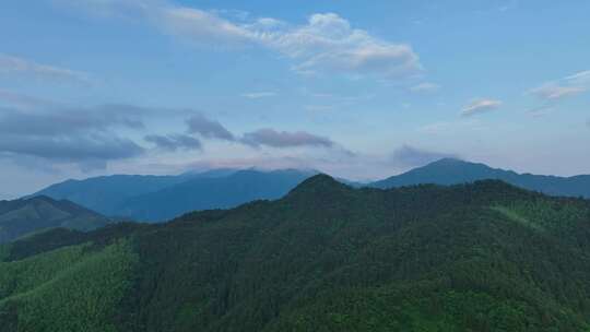 雨后的安徽黄山市黄山区汤口镇旅游景区小镇