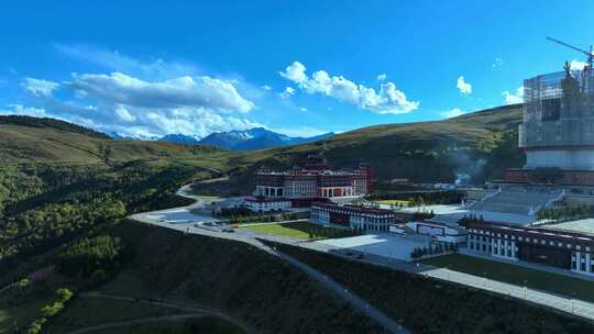 山间大型建筑群落鸟瞰全景