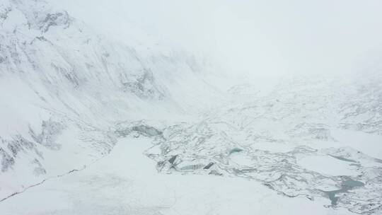 航拍大雪纷飞的西藏边坝县普玉冰川