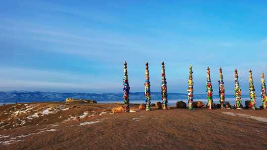 十三个五颜六色的萨满柱，位于奥尔洪海角岛