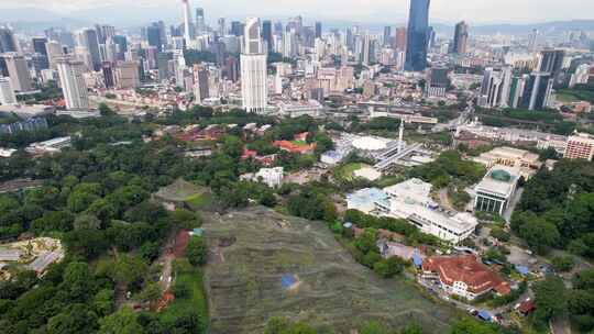 白天吉隆坡市中心的全景城市景观，蓝天背景