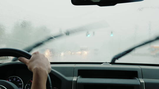 在大雨中开着雨刮器开车