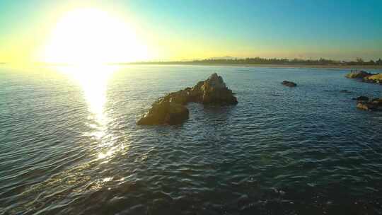 海面礁石日出全景