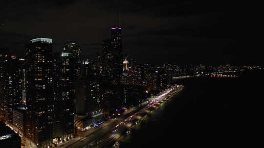 在美国伊利诺伊州，一架无人驾驶飞机被用来捕捉芝加哥大都市的夜间灯光