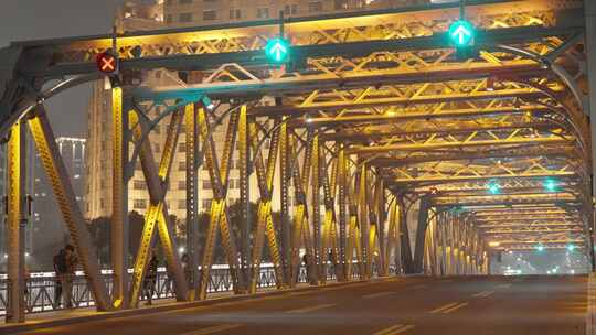 上海外白渡桥夜景车流人流视频素材模板下载