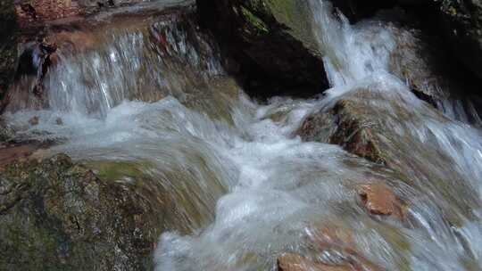 自然风光石缝里大山中流水溪流实拍