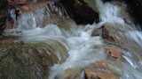 自然风光石缝里大山中流水溪流实拍高清在线视频素材下载