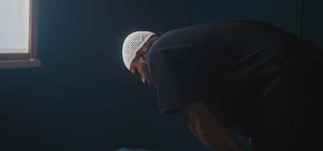 穆斯林男子站起来祈祷